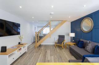 Castle View - 2 Bed Stylish Coastal Port Solent Retreat with Views! Parking, Sleeps 6 - By Blue Puffin Stays - 3