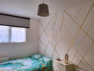Secluded 4-Bedroom Bungalow - Mill Hill - 4