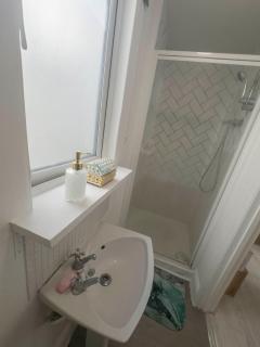 Secluded 4-Bedroom Bungalow - Mill Hill - 1