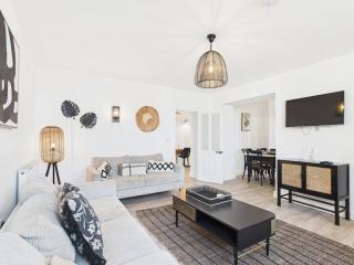 Devon Beach Apartment - 4Beds - Sleeps 6 - Hot Tub - 0