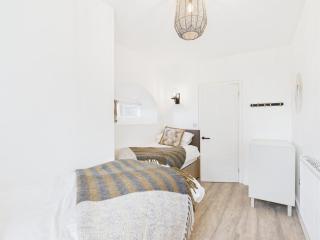 Devon Beach Apartment - 4Beds - Sleeps 6 - Hot Tub - Westward Ho! - 8