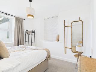 Devon Beach Apartment - 4Beds - Sleeps 6 - Hot Tub - 4