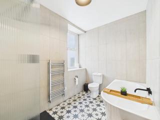 Devon Beach Apartment - 4Beds - Sleeps 6 - Hot Tub - 2