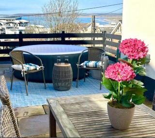 Devon Beach Apartment - 4Beds - Sleeps 6 - Hot Tub - 1
