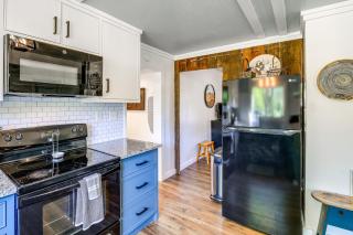 Walk to River and Trails Cozy Damascus Cottage! - 2