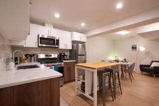 Private 1BR Suite with Full Kitchen, Sofa Bed, Near West Edmonton Mall - 9