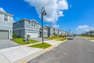 Lux Family Haven Near Disney Pool Theatre Room - 5