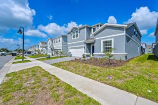 Lux Family Haven Near Disney Pool Theatre Room - 4