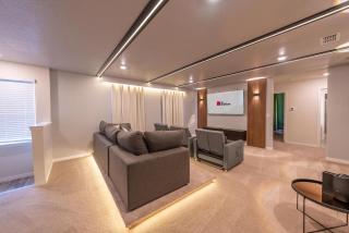 Luxe Retreat - Beautiful Modern 7 Bedrooms Home - 7