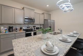 Luxe Retreat - Beautiful Modern 7 Bedrooms Home - 1