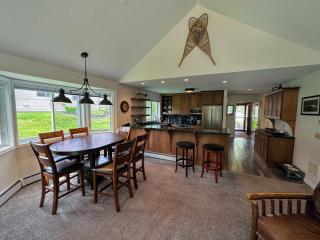 FV44 tastefully updated single level with AC WiFi minutes from skiing - 1