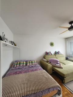 Dolly Apartment Airport - 8