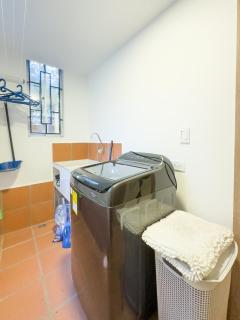 Cómodo estudio con AC en frente de una cancha - 8