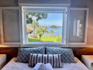 Vista dos sonhos na beira do mar de Angra com pier - 6