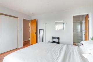 Cozy and Secure 3-Bedroom, 2-Bath Unit with 6 Beds and Beautiful Bay View - Albany - 8