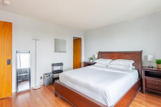 Cozy and Secure 3-Bedroom, 2-Bath Unit with 6 Beds and Beautiful Bay View - Albany - 7