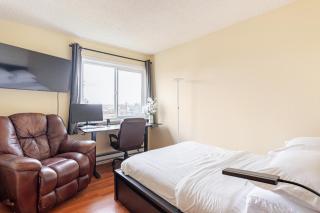 Cozy and Secure 3-Bedroom, 2-Bath Unit with 6 Beds and Beautiful Bay View - Albany - 6