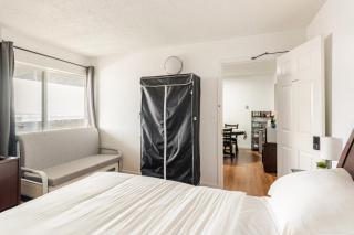 Cozy and Secure 3-Bedroom, 2-Bath Unit with 6 Beds and Beautiful Bay View - Albany - 2