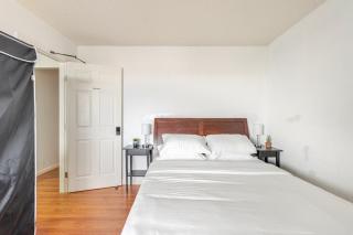 Cozy and Secure 3-Bedroom, 2-Bath Unit with 6 Beds and Beautiful Bay View - Albany - 1