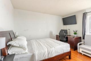 Cozy and Secure 3-Bedroom, 2-Bath Unit with 6 Beds and Beautiful Bay View - Albany - 3