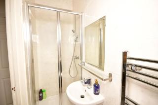Quite Ensuite room -Shard house - Kingston upon Thames - 1