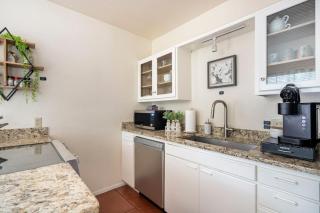 Vibrant 2BR DT Living, Stylish & Serene Stay - Tucson - 7