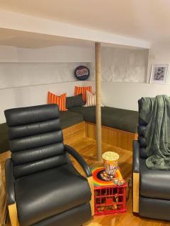 Funky Den is Bold and Vibrant with Deep tub and Parking - Hobart - 8