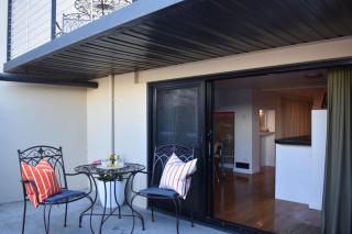Funky Den is Bold and Vibrant with Deep tub and Parking - Hobart - 6