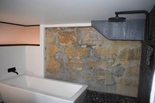 Funky Den is Bold and Vibrant with Deep tub and Parking - Hobart - 4
