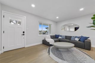 2BR, 2B, Coffee Bar, Cozy Sectional, Rainfall Shower, Smart TVs, Cozy Beach Theme - San Diego - 4