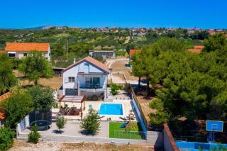 Family friendly house with a swimming pool Vrpolje, Sibenik - 24345 - Šibenik - 8