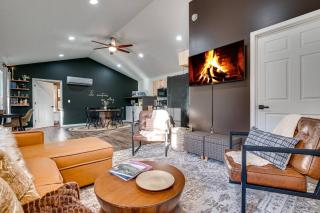 NEW! Shenandoah family & dog friendly cabin - 5 min walk river with private river access, BBQ, playground, fire pit - 9