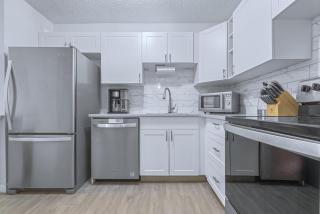 Cozy & Spacious 2BR at Stampede w Parking and AC - Calgary - 9