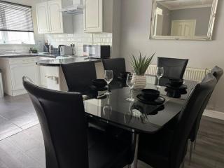 3-Bed Home, Driveway & Workspace - Coseley - 8