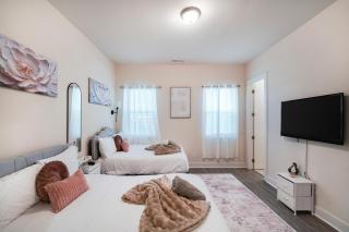 Elegant 3BR Home Family & Business Friendly Near Downtown with Free Parking, WFH, & Wi-Fi - Charlotte - 1