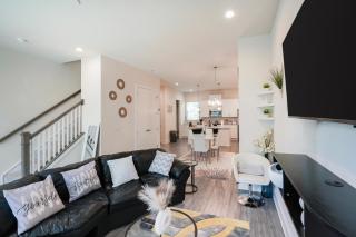 Elegant 3BR Home Family & Business Friendly Near Downtown with Free Parking, WFH, & Wi-Fi - Charlotte - 9