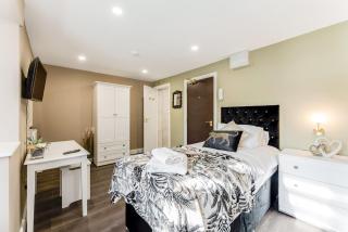 Lit Studio Spot Twin Beds,Amenities & Chill Vibes 1 - 5