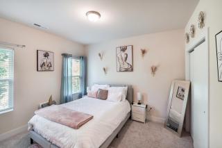 Elegant 3BR Home Family & Business Friendly Near Downtown with Free Parking, WFH, & Wi-Fi - Charlotte - 5