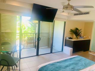 Tropical Lagoon Swimout - Sea Temple Resort & Spa - Port Douglas - 7