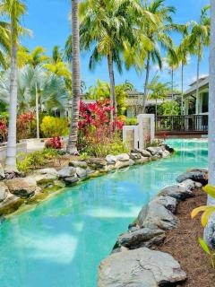 Tropical Lagoon Swimout - Sea Temple Resort & Spa - Port Douglas - 9