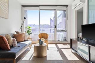 Stylish 2BR Apt Steps from Vic Market with Parking - Melbourne - 0