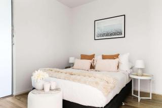 Stylish 2BR Apt Steps from Vic Market with Parking - Melbourne - 8