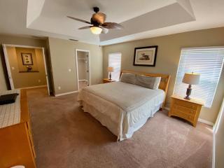Overlooking The Golf Course, Spacious Interior! - Davenport - 4