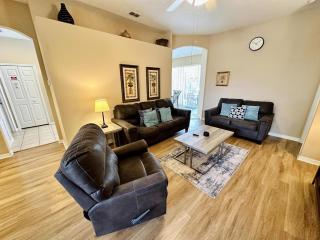 Recently Upgraded Home With Pool, Near Golf! - Davenport - 2