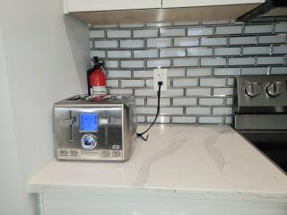 Ocean view modern 1 bed room suite with two beds and a full kitchen - Colwood - 6