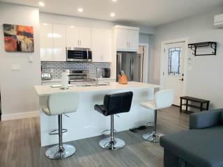 Ocean view modern 1 bed room suite with two beds and a full kitchen - Colwood - 5
