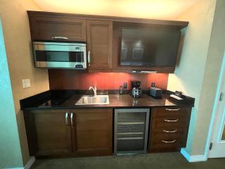 MGM Signature - NO FEEs, Free Valet, Lazy river View - 2