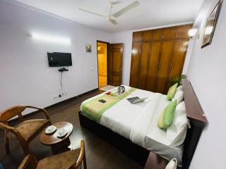 Divine India Service Apartment 4Bhk,D-36, Saket - 9