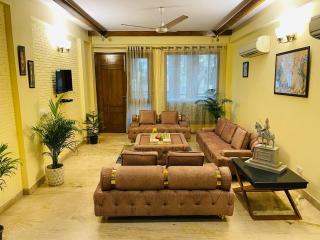 Divine India Service Apartment 4Bhk,D-36, Saket - New Delhi - 3