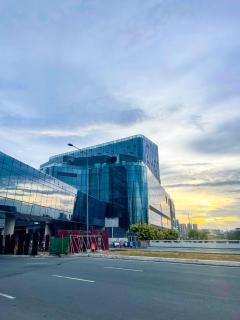 1BR with Queen Bed and Balcony, Walk to Okada - Manila - 2